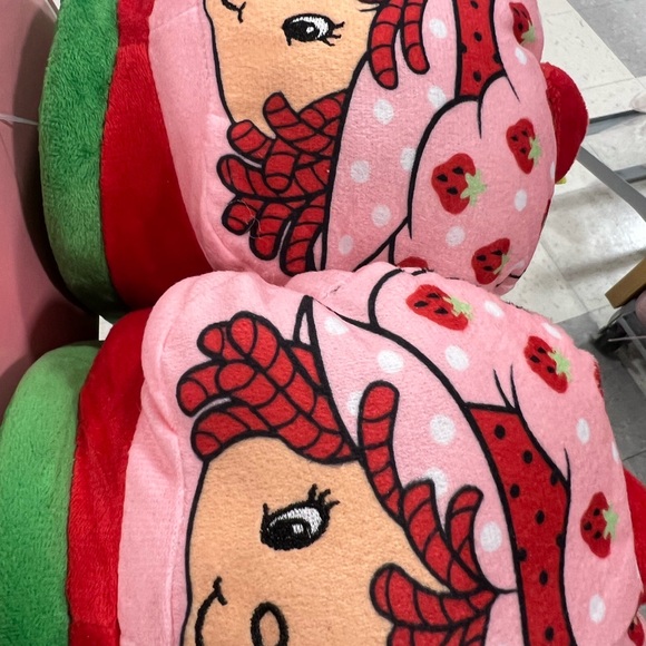 STRAWBERRY SHORTCAKE PLUSH SLIPPERS. BRAND NEW. ADULT SIZE SMALL-MEDIUM - Picture 8 of 9